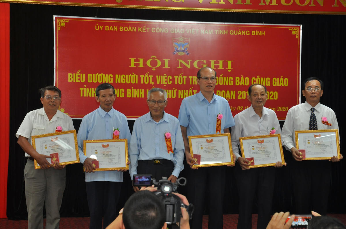 Linh mục Nguyễn Bình Yên, Chủ tịch Ủy ban Đoàn kết Công giáo tỉnh Quảng Bình trao kỷ niệm chương “Đồng hành cùng dân tộc” cho 5 cá nhân