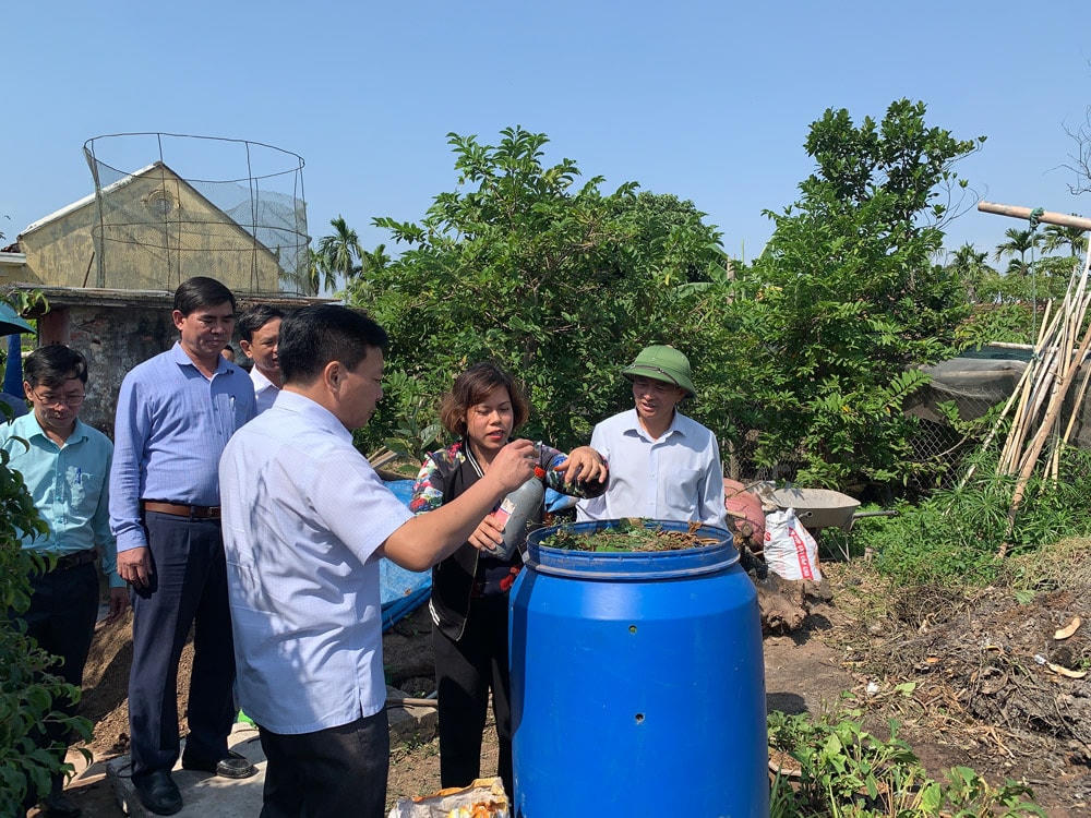 Lãnh đạo tỉnh Nam Định khảo sát mô hình phân loại, xử lý rác thải sinh hoạt tại xã Hải Châu (huyện Hải Hậu).