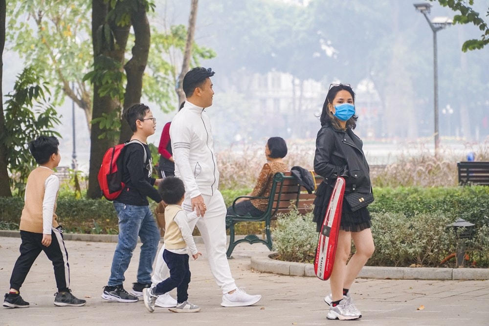 Bên cạnh đó, còn một số người vẫn ‘vô tình’ quên đeo khẩu trang. (Ảnh: Minh Hiếu/Vietnam+).