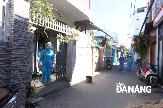 Từ 13h ngày 26/7, Đà Nẵng áp dụng các biện pháp phòng, chống Covid-19 trong tình hình mới. Trong ảnh: Lực lượng y tế phun hóa chất tại nơi bệnh nhân 418 sinh sống. Ảnh: Báo Đà Nẵng.