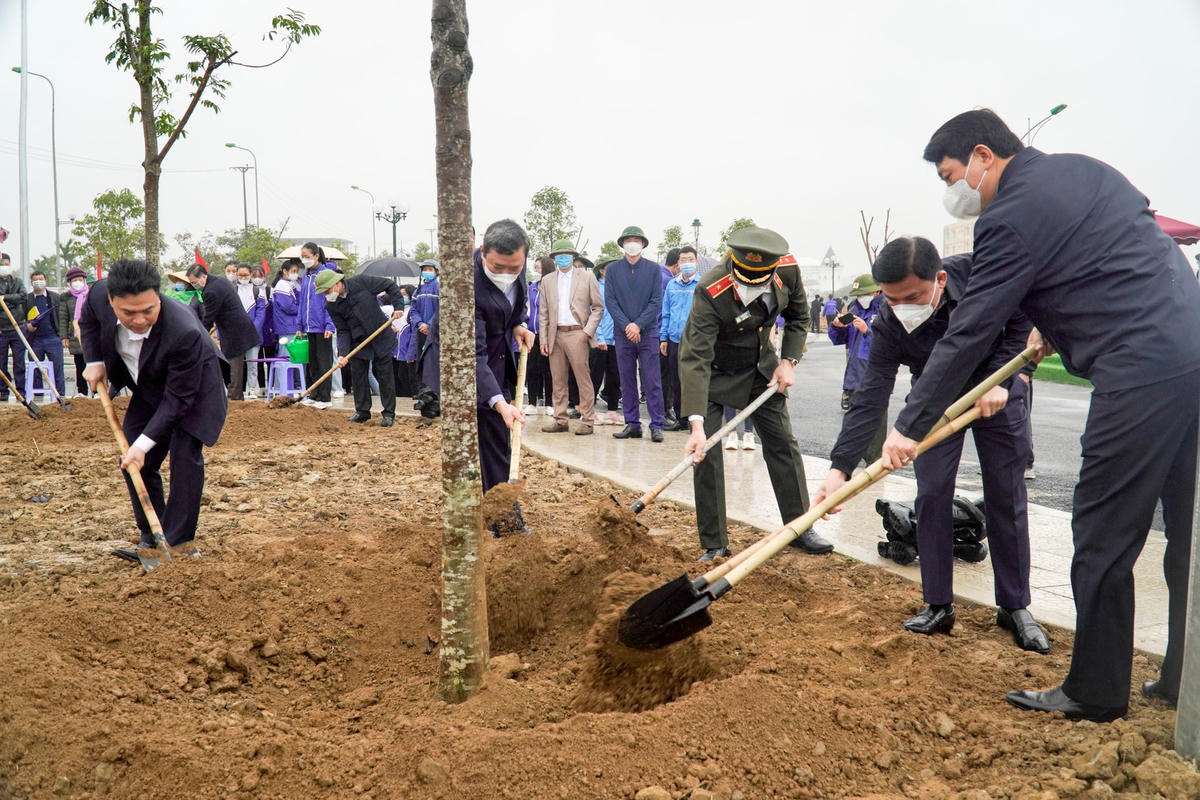Lãnh đạo tỉnh Thanh Hoá tham gia trồng cây.