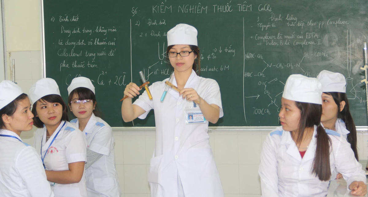 Sinh viên Y Dược trong một buổi thực hành thí nghiệm.