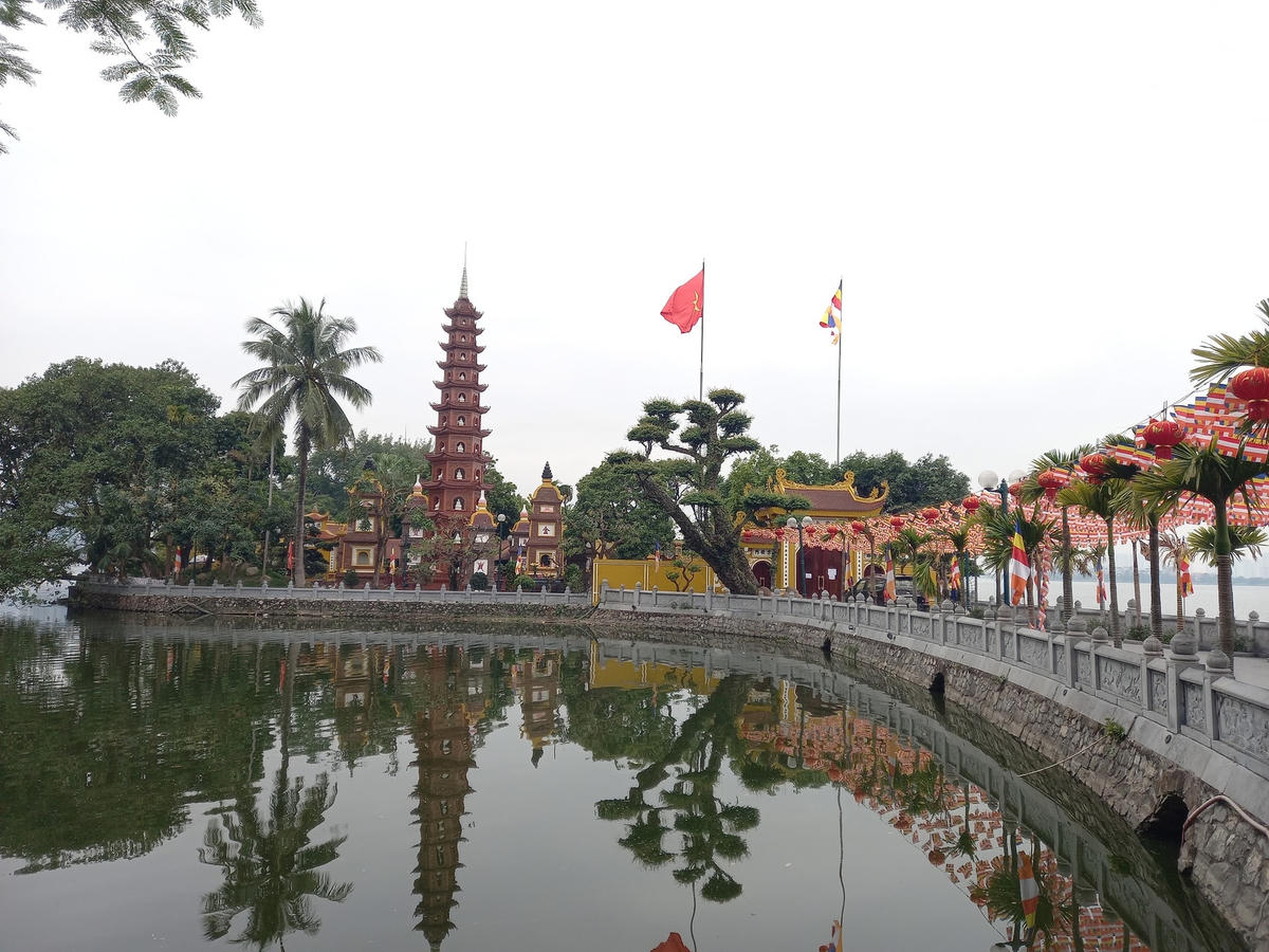 Cảnh chùa Trấn Quốc vắng lặng.
