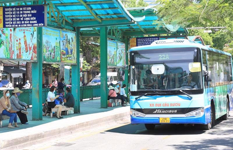 Từ ngày 14/10 xe buýt, taxi hoạt động trở lại.