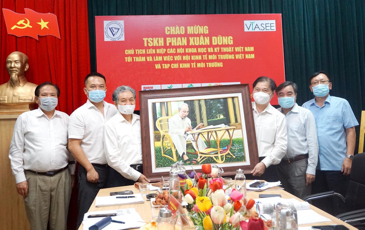 TSKH Phan Xuân Dũng trao tặng bức tranh chân dung Chủ tịch Hồ Chí Minh cho Tạp chí Kinh tế Môi trường nhân dịp kỷ niệm 96 năm Ngày Báo chí Cách mạng Việt Nam (21/6/1925 - 21/6/2021).