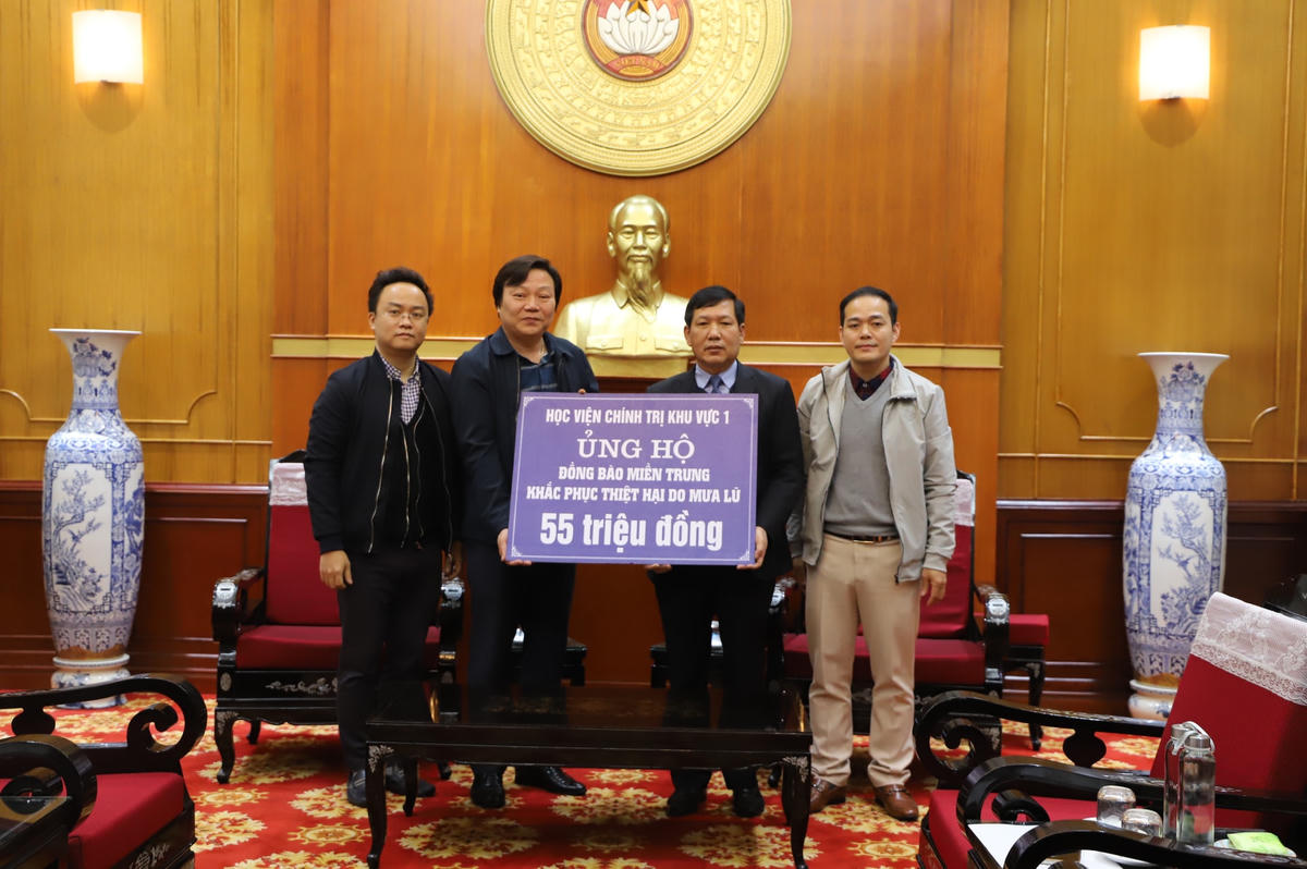 Ông Trần Văn Sinh, Trưởng ban Phong trào, UBTƯ MTTQ Việt Nam đã tiếp nhận ủng hộ từ Học viện Chính trị khu vực 1.