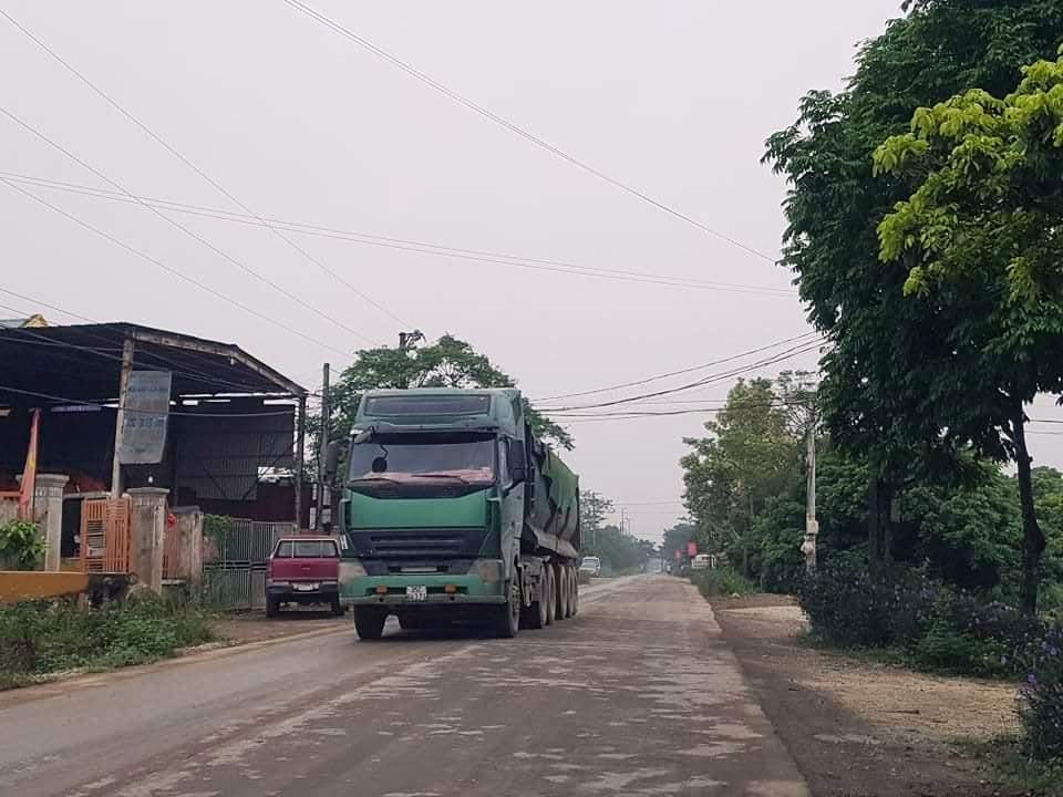 Xe quá tải vẫn rầm rập ngày đêm chạy qua khu vực thôn Tân Nam.