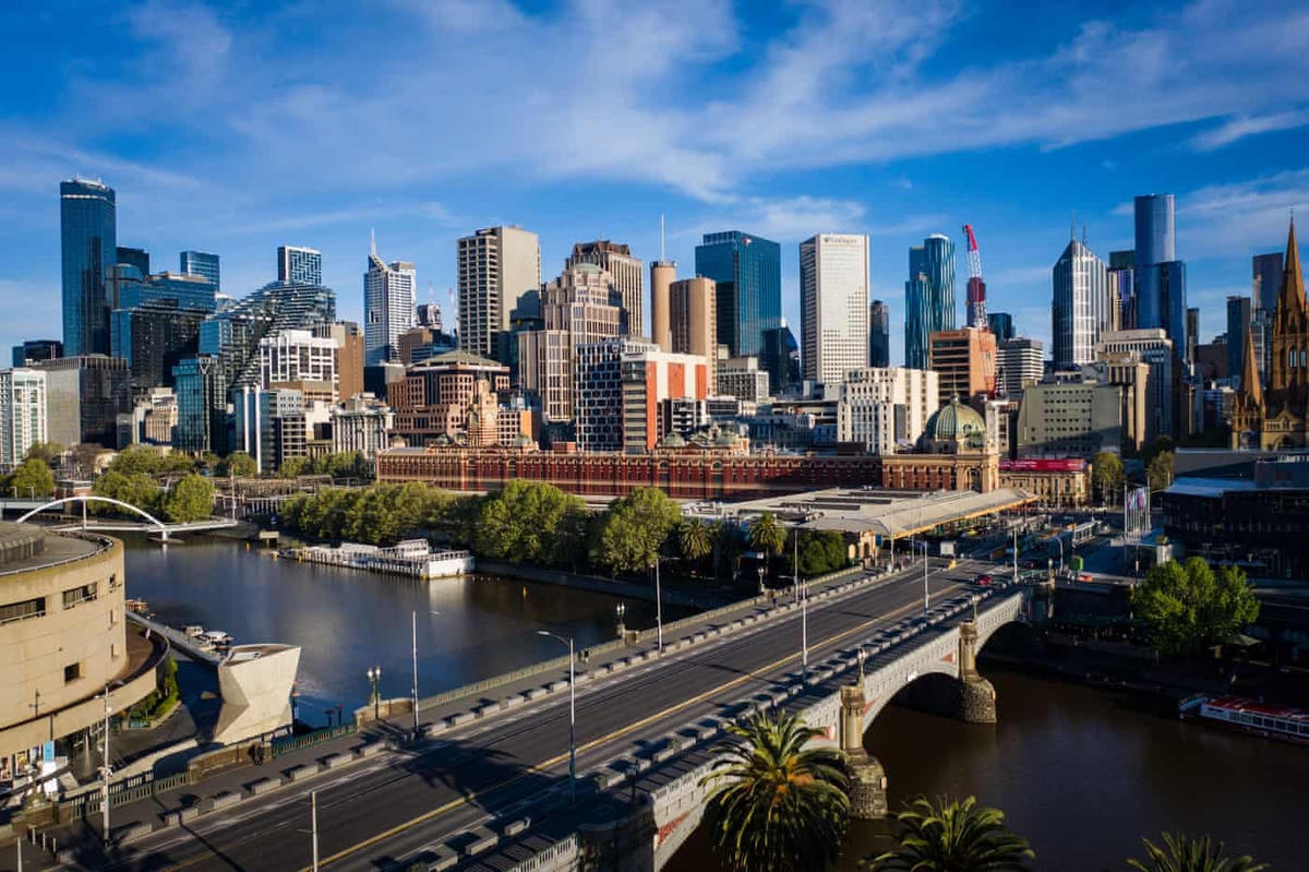 Ngày 28/9/2021 - Sau những ngày biểu tình và một trận động đất kinh hoàng - thành phố Melbourne lại trở về vẻ yên tĩnh vốn có do tình trạng đóng cửa. Ảnh: Darrian Traynor.