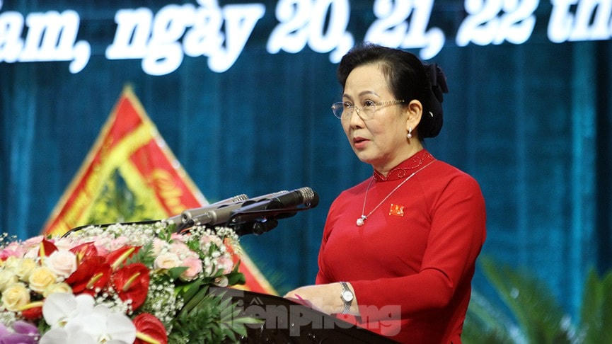 Bà Lê Thị Thủy, Bí thư Tỉnh ủy Hà Nam phát biểu khai mạc Đại hội.