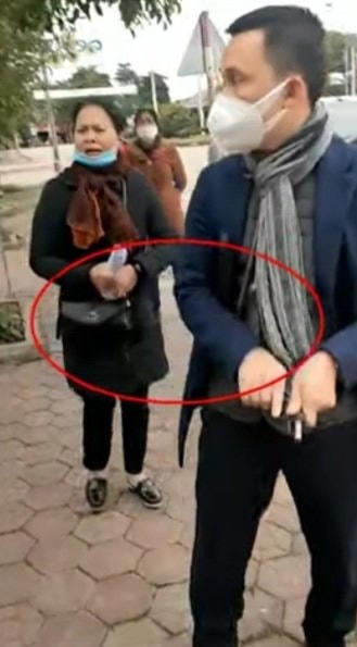 Sau đó, lên đạn đe dọa người dân.