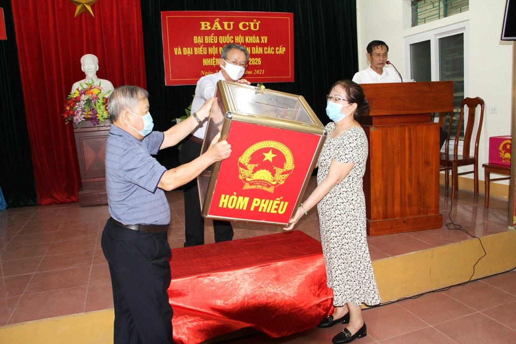 Cử tri khối 14, phường Trường Thi, TP Vinh kiểm tra thùng phiếu và tiến hành bỏ phiếu bầu đại biểu Quốc hội khóa 15 và HĐND các cấp (Ảnh: Điền Bắc).