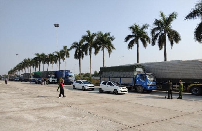Đoàn xe chở hàng nhập lậu đang dừng nghỉ thì bị lực lượng Công an bắt giữ.