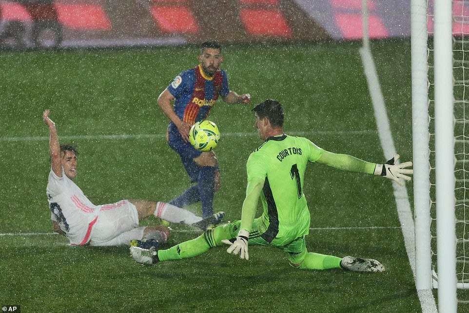 Barcelona là những người ép sân hơn ngay sau tiếng còi khai cuộc.