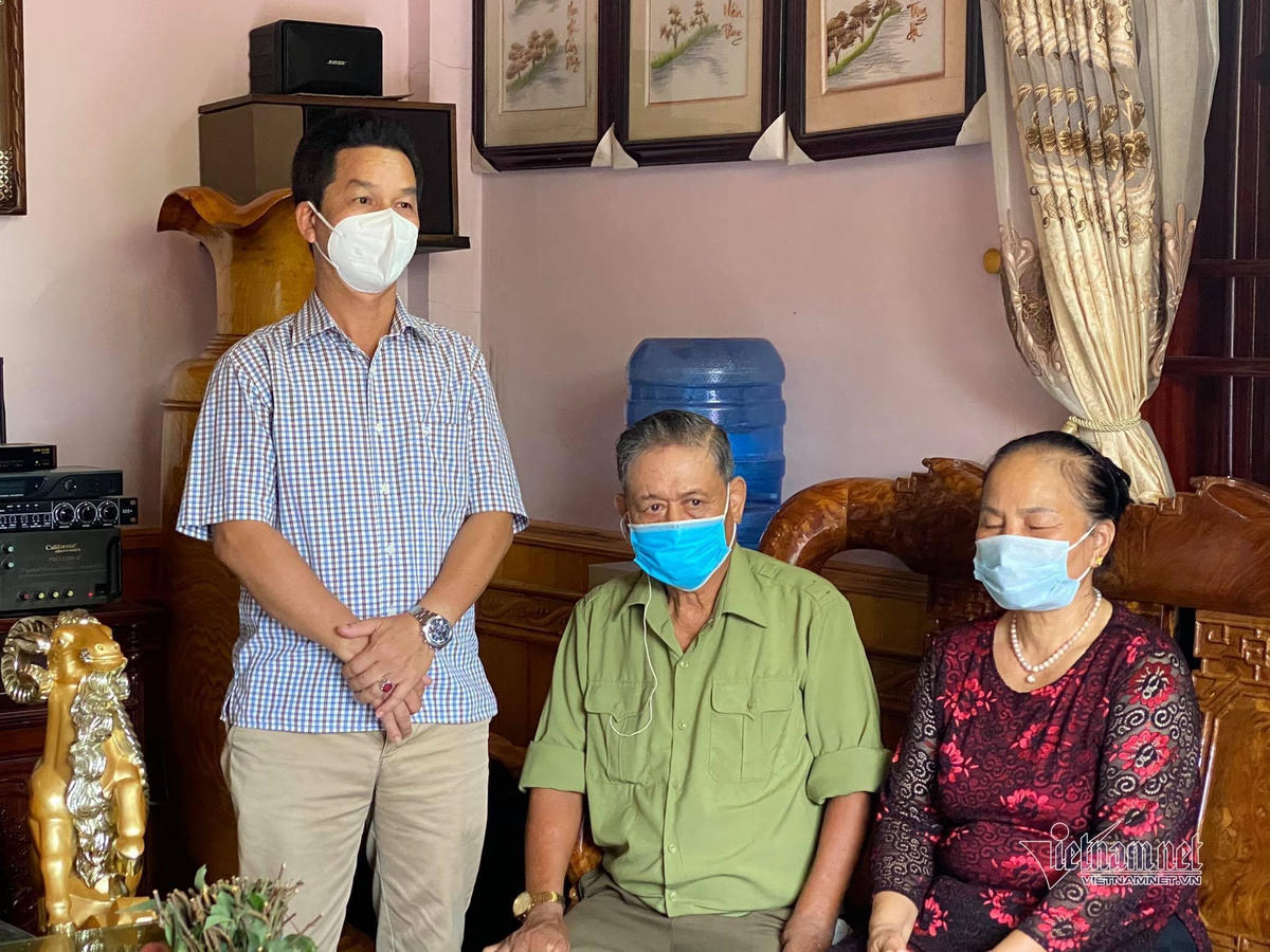 Phó trưởng Ban Tuyên giáo tỉnh uỷ Hải Dương Nguyễn Mạnh Thắng thay mặt lãnh đạo tỉnh ghi nhận tấm lòng của gia đình thương binh Lê Văn Đệ.