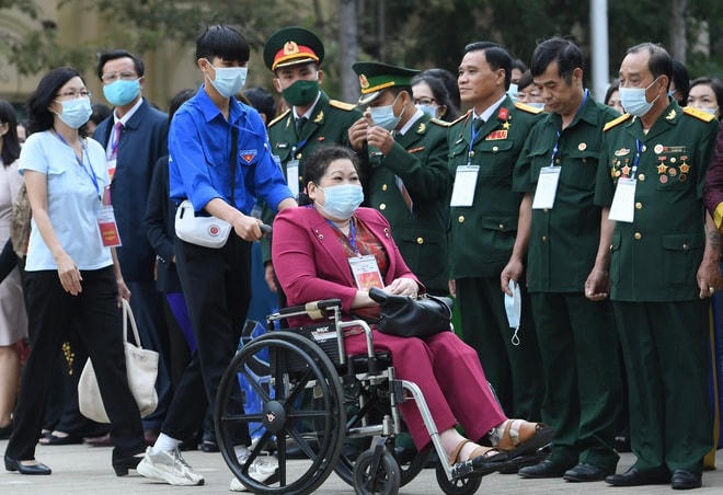 [ẢNH] Đoàn 400 tấm gương sáng thầm lặng vì cộng đồng vào Lăng viếng Bác