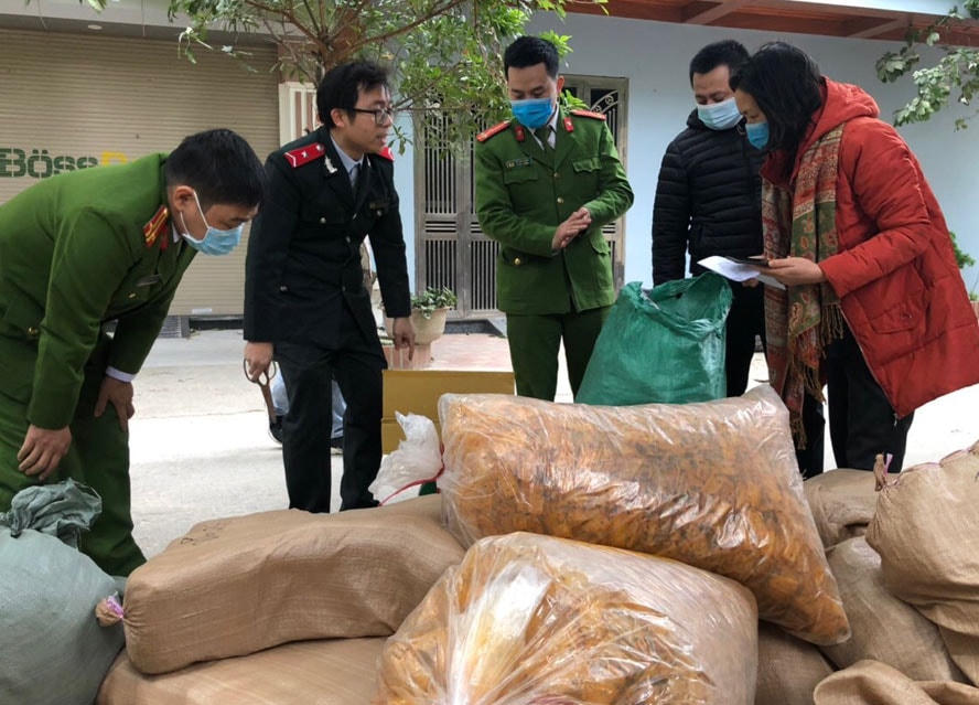 Chi cục Quản lý chất lượng nông, lâm sản và thủy sản Hà Nội phối hợp với cơ quan chức năng kiểm tra thu giữ nhiều hàng hóa không rõ nguồn gốc. Ảnh: Ngọc Quỳnh.