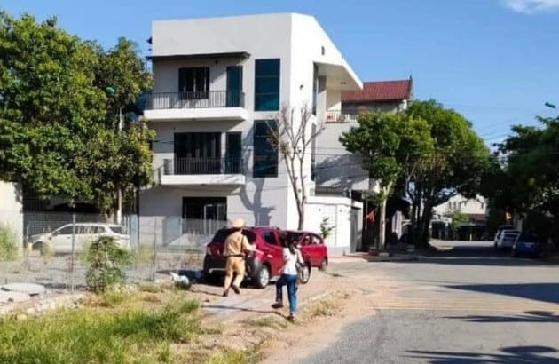 Trung úy Biện Thanh Sơn nhanh chóng đưa thí sinh đến đúng điểm thi.