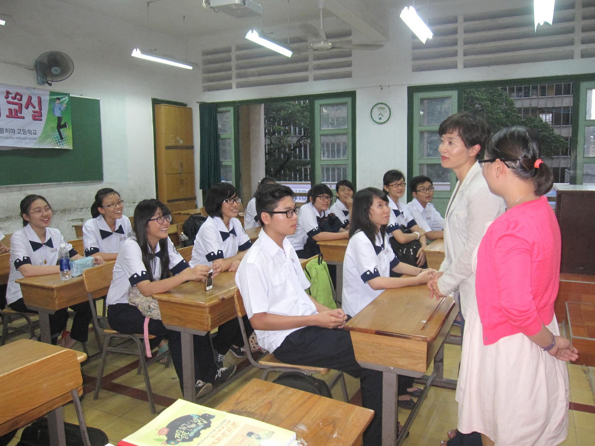 Có ‘bắt buộc’ học sinh học tiếng Hàn, tiếng Đức?