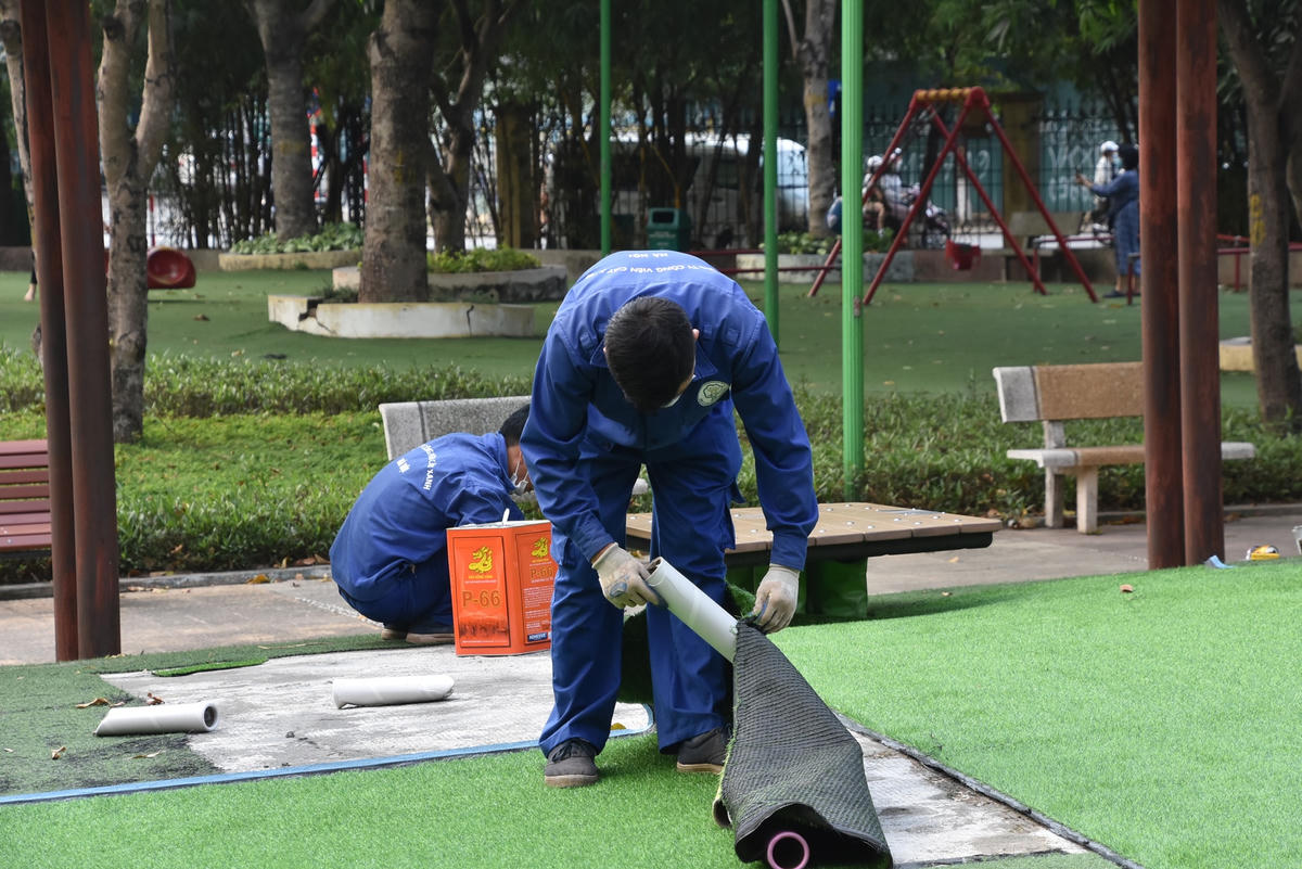 Cũng theo ghi nhận của PV Đại Đoàn Kết trong ngày 22/4, một vài công nhân đã có mặt để thay lớp thảm cỏ trong khu vui chơi của trẻ em.
