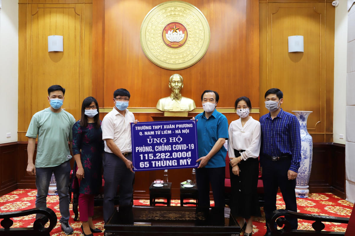 Phó Chủ tịch Ngô Sách Thực tiếp nhận ủng hộ từ Trường THPT Xuân Phương (quận Nam Từ Liêm, Hà Nội).