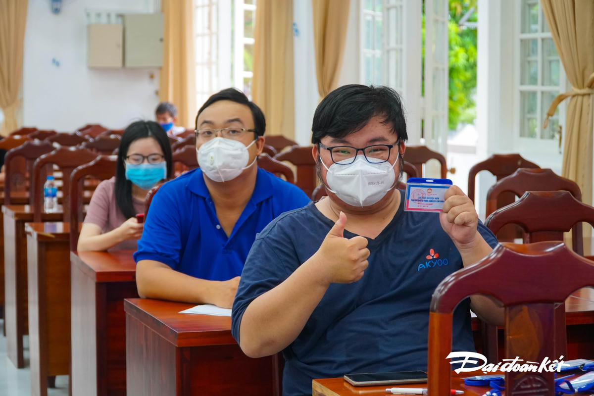 Các bạn vui mừng, khoe thẻ có tên mình.