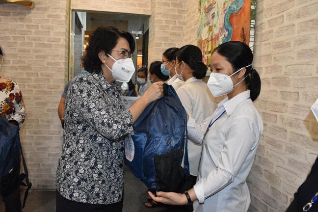 Bà Tô Thị Bích Châu, Chủ tịch Ủy ban MTTQ Việt Nam Thành phố Hồ Chí Minh gặp gỡ, chia sẻ với các tu sĩ là tình nguyện viên tham gia chống dịch.