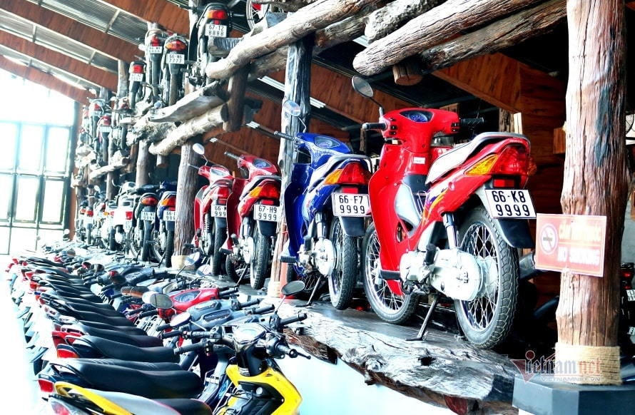 Sau 15 năm sưu tầm, hiện ông N. sở hữu hơn 500 chiếc xe mô tô mang biển số siêu đẹp như: Tứ quý, ngũ quý, sảnh tiến.