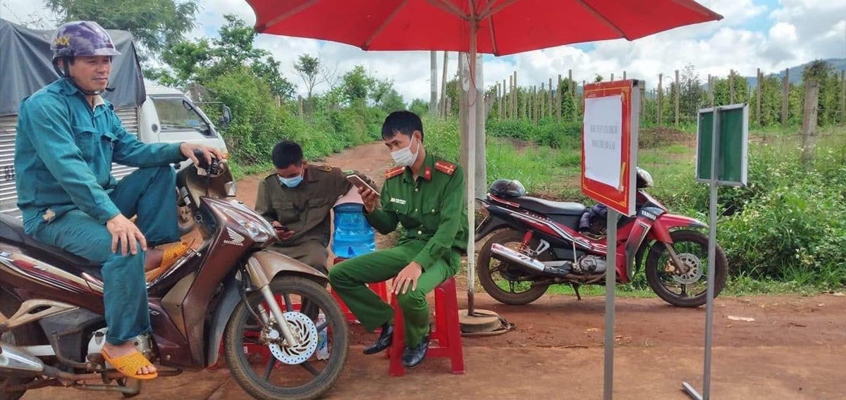 Tại xã Hải Yang (huyện Đắk Đoa, tỉnh Gia Lai) lập nhiều chốt nơi phát hiện có 10 ca bệnh.