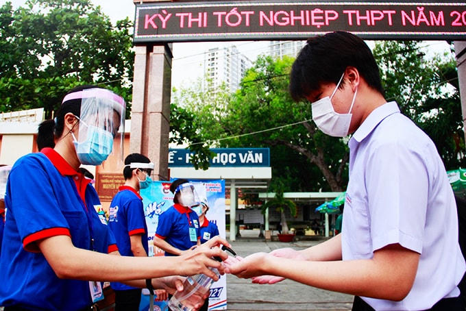 Sát khuẩn tay cho các thí sinh trước giơ thi.