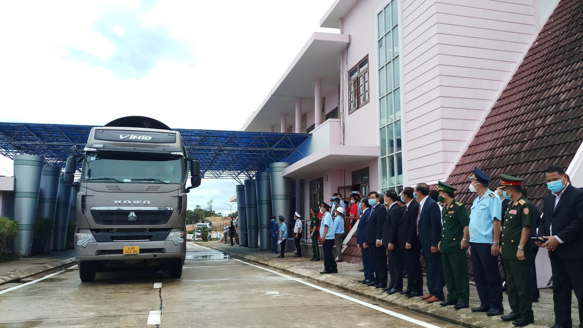 Đảm bảo an toàn lưu thông hàng qua trên quốc lộ 14D CKQT Nam Giang.