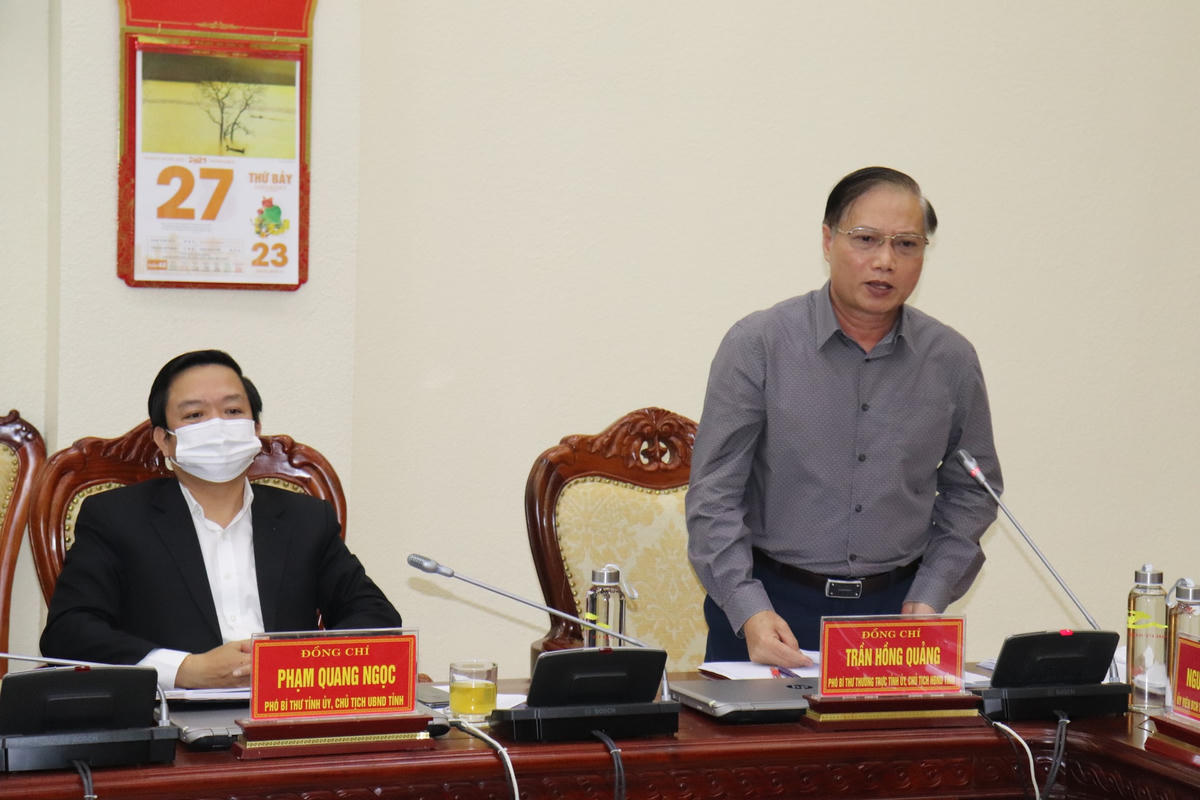 Ông Trần Hồng Quảng, Phó Bí thư Thường trực Tỉnh ủy Ninh Bình tham gia trả lời các câu hỏi về việc phát triển đảng viên là công nhân trong doanh nghiệp, phát triển cơ sở đảng trong đồng bào tôn giáo.