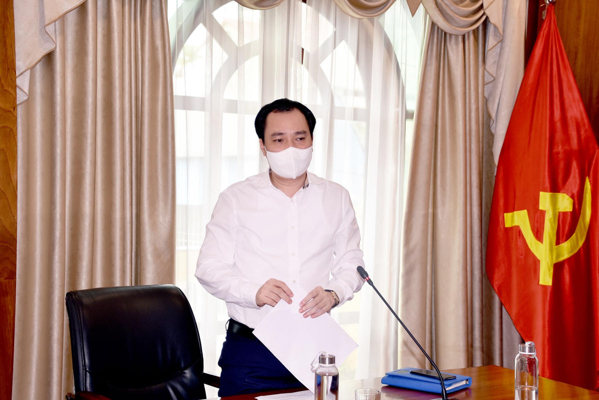 Ông Vũ Văn Tiến, Trưởng ban Tuyên giáo UBTƯ MTTQ Việt Nam thông tin về Giải báo chí toàn quốc “Báo chí với công tác đấu tranh phòng, chống tham nhũng, lãng phí” lần thứ ba tại cuộc họp.