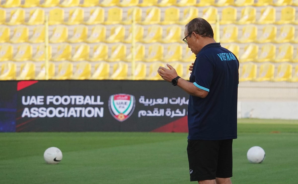 Việt Nam làm quen sân trước trận UAE