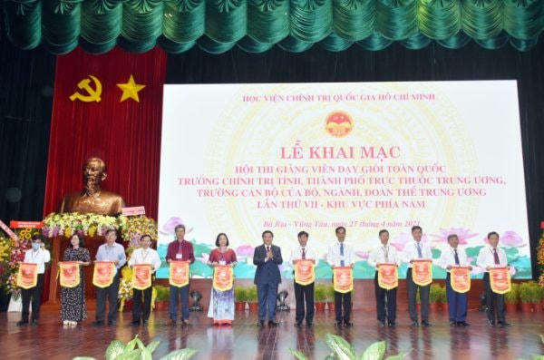 Trao cờ lưu niệm cho các trường có giảng viên dự thi.