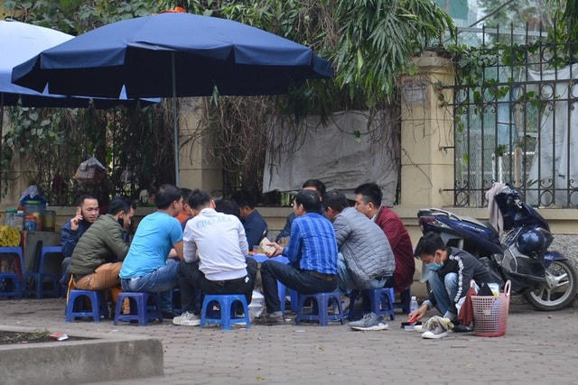 Trước những diễn biến mới, phức tạp của dịch bệnh Covid-19, TP Hà Nội yêu cầu người dân tuyệt đối không chủ quan, lơ là, mất cảnh giác; tiếp tục thực hiện các biện pháp phòng chống dịch; sẵn sàng truy vết, xét nghiệm nhanh, rửa tay, đeo khẩu trang ở những nơi công cộng tập trung đông người...  