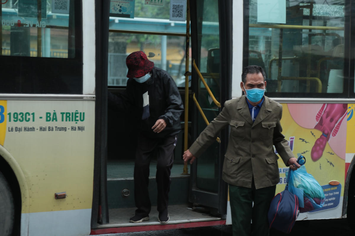 Anh Nguyễn Tuấn Tư, lái xe số 06E, Xí nghiệp buýt Cầu Bưu, cho biết, công tác phòng chống dịch đều đảm bảo nguyên tắc 5K,tuy nhiên lượng khách giảm 70% so với trước khi có dịch. Hiện nay, tôi đã được tiêm đầy đủ 2 mũi và tập huấn phòng chống dịch nên rất yên tâm.