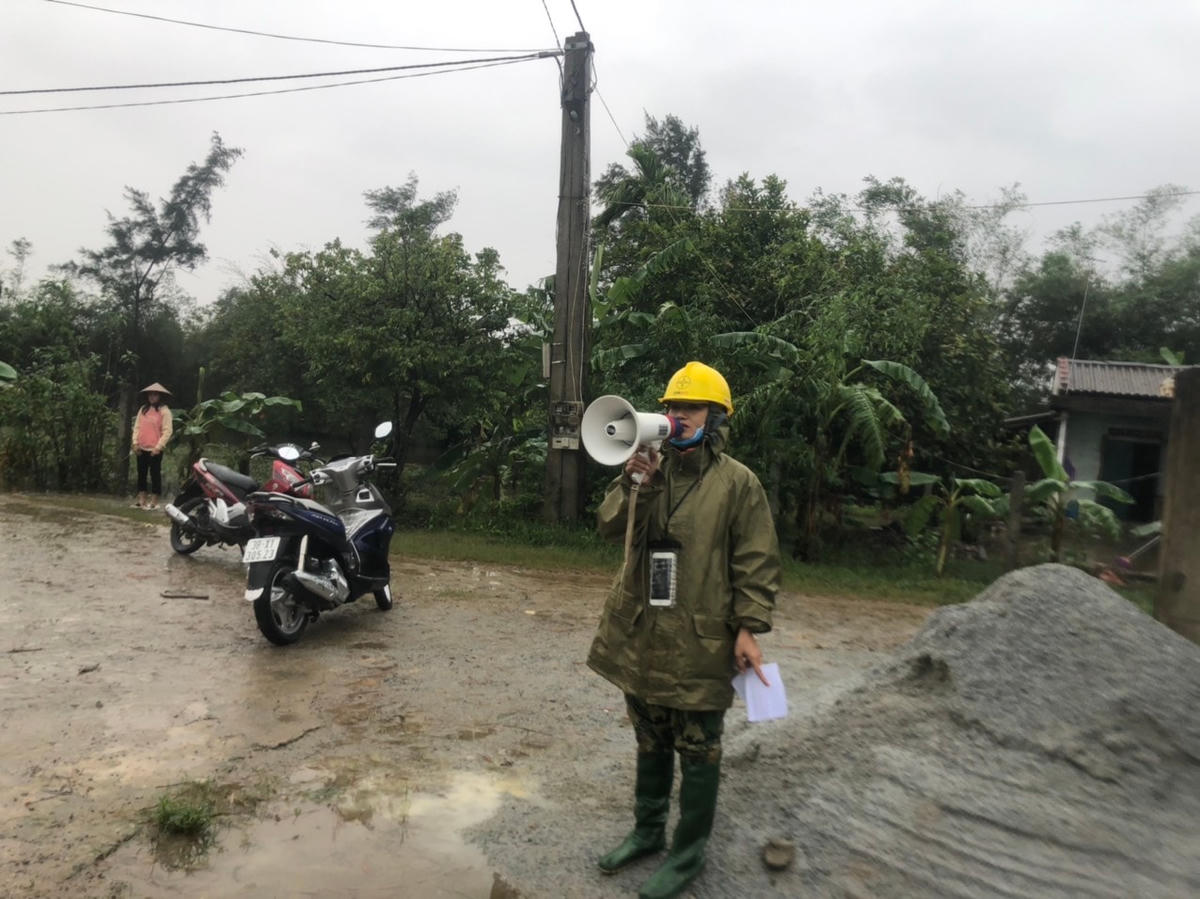 Công nhân Điện lực TP Hà Tĩnh dùng loa di động trực tiếp đến các khu dân cư để tuyên truyền... 