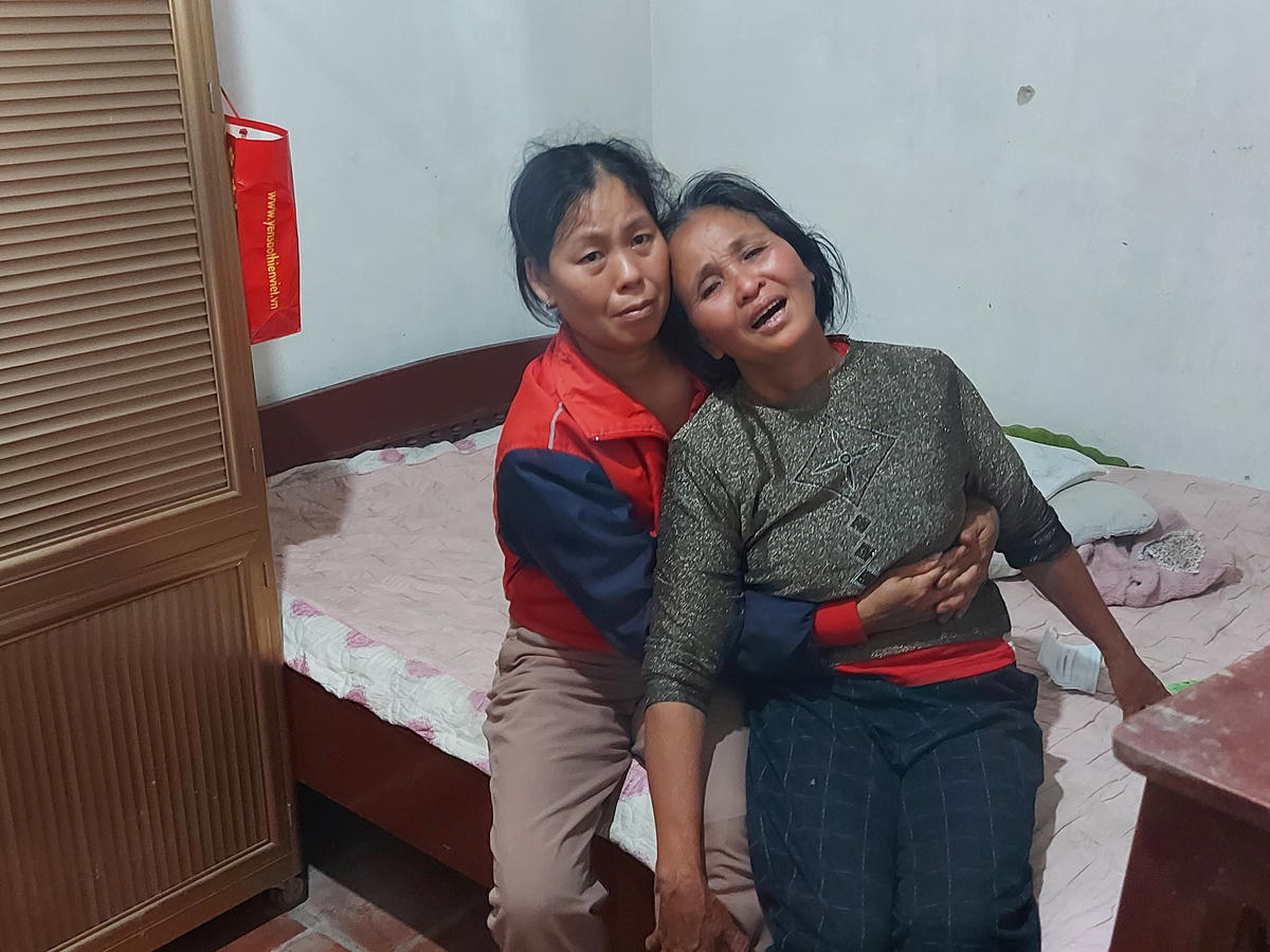 Bà Lê Thị Hùng, bà ngoại của T. tay run run, khẽ vuốt nhẹ những bức hình thuở ấu thơ của T.