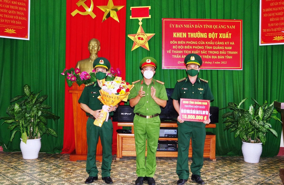 Khen thưởng cho Đồn Biên phòng cửa khẩu cảng Kỳ Hà về thành tích bắt giữ đối tượng tàng trữ ma túy.