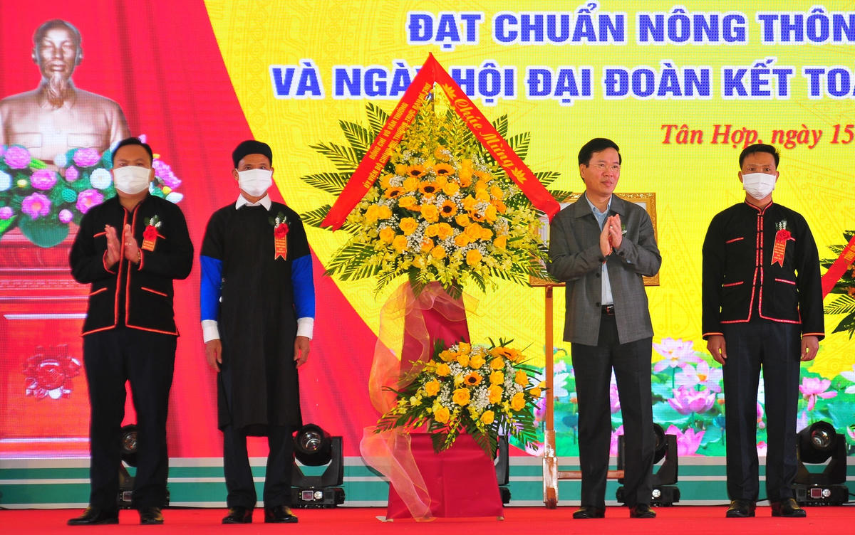 Thường trực Ban Bí thư Võ Văn Thưởng tặng hoa chúc mừng Đảng bộ, chính quyền và nhân dân các dân tộc xã Tân Hợp.