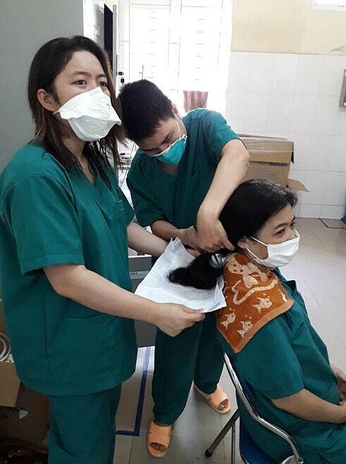 Nhiều y, bác sĩ, nhân viên y tế đã sẵn sàng cắt tóc để vào “cuộc chiến”.