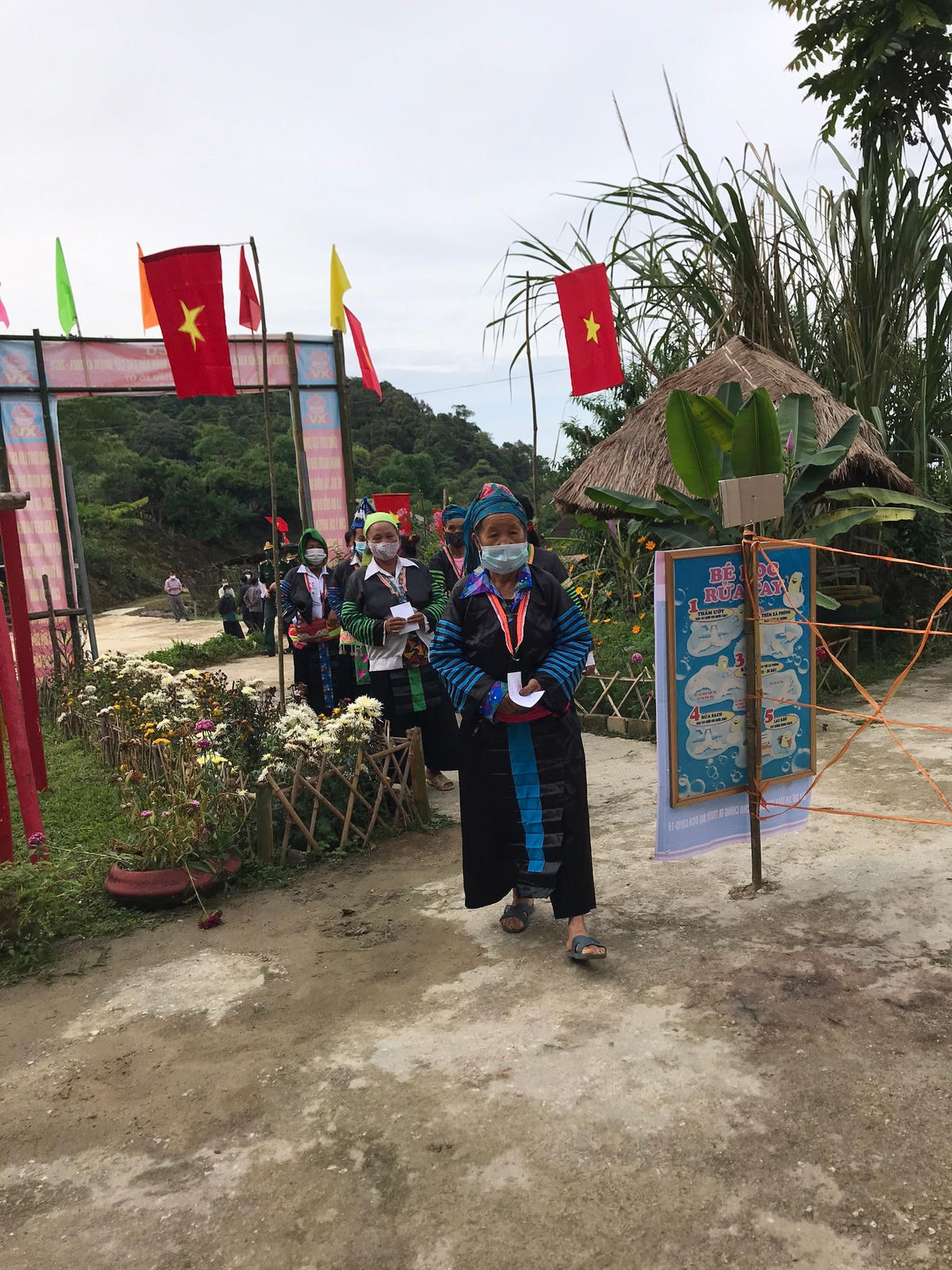 Cử tri xã Mai Sơn, huyện Tương Dương lần lượt vào điểm bầu cử để bỏ phiếu.