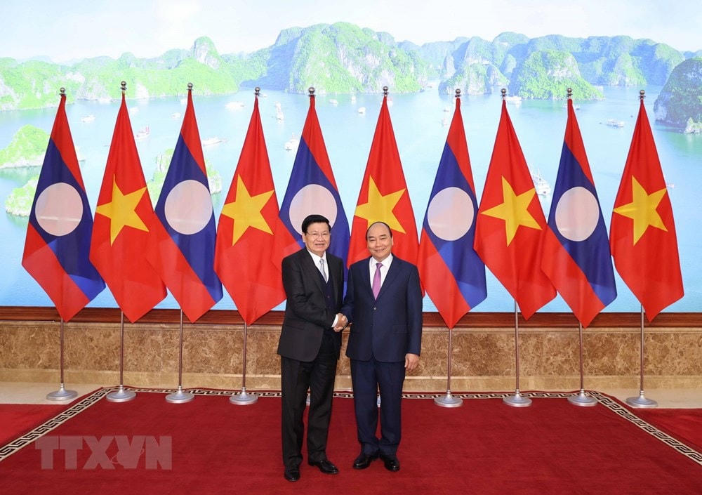 Thủ tướng Nguyễn Xuân Phúc và Thủ tướng Lào Thongloun Sisoulith. (Ảnh: Thống Nhất/TTXVN).