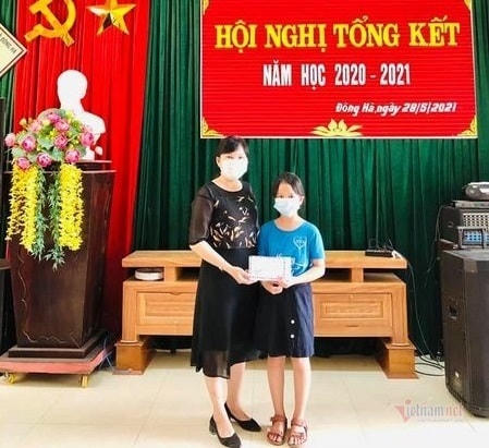 Học sinh lớp 5 dùng 500.000 đồng tiền thưởng ủng hộ y, bác sĩ ở Bắc Giang.