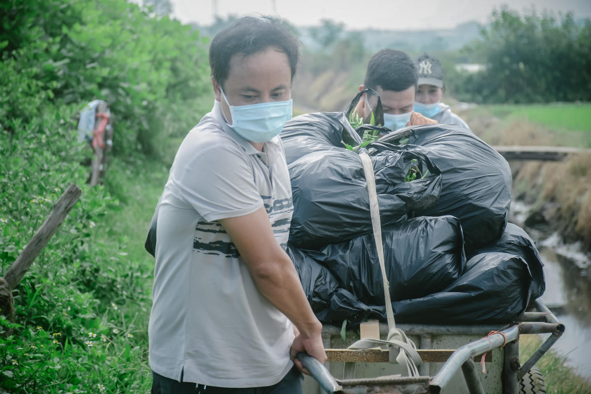 [ẢNH] Bỏ áo văn phòng, 8X đi cắt rau mang lên Hà Nội 'chia' cho người nghèo