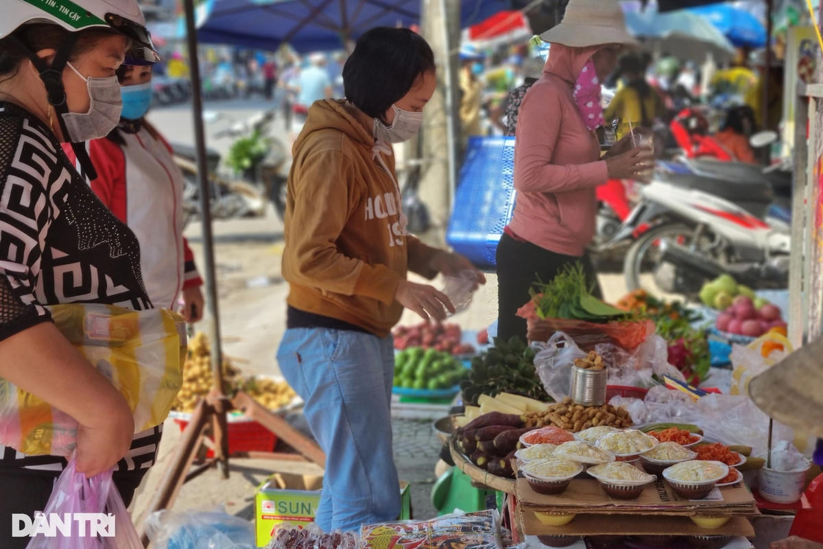 Người dân mua xôi, chè để cúng ông Táo (Ảnh: Khánh Hồng).
