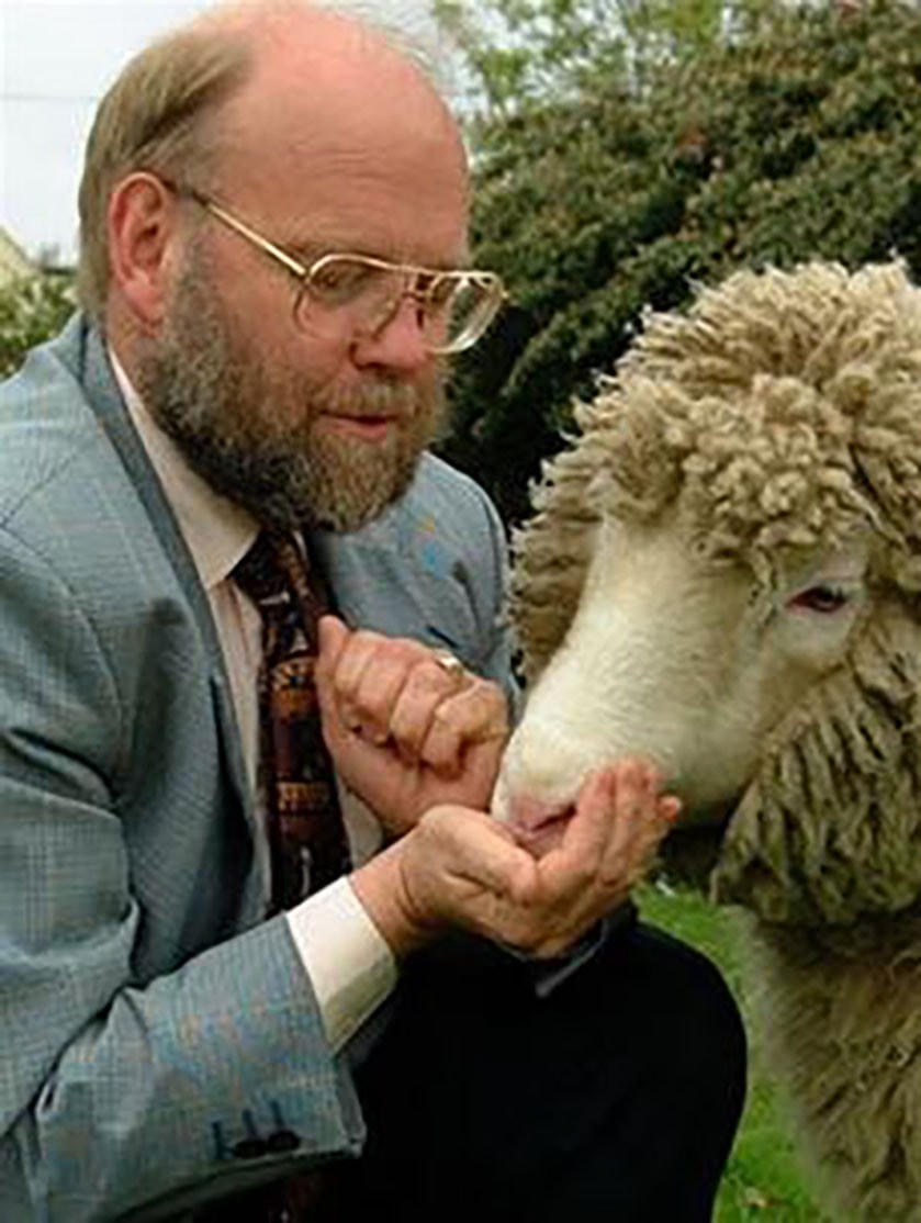 Giáo sư Ian Wilmut và con cừu Dolly. Ảnh: Bedfordresearch.