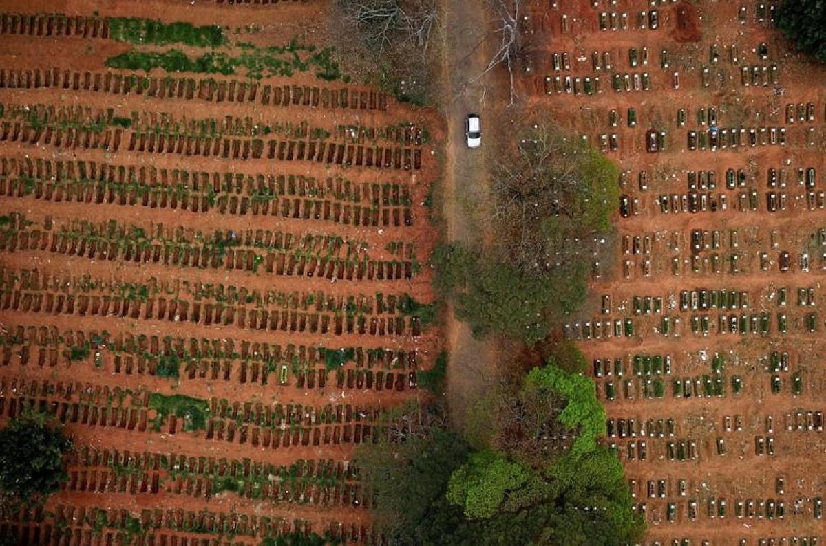 Một chiếc ô tô đi giữa những ngôi mộ ở nghĩa trang Vila Formosa tại Sao Paulo, Brazil ngày 16/7.  