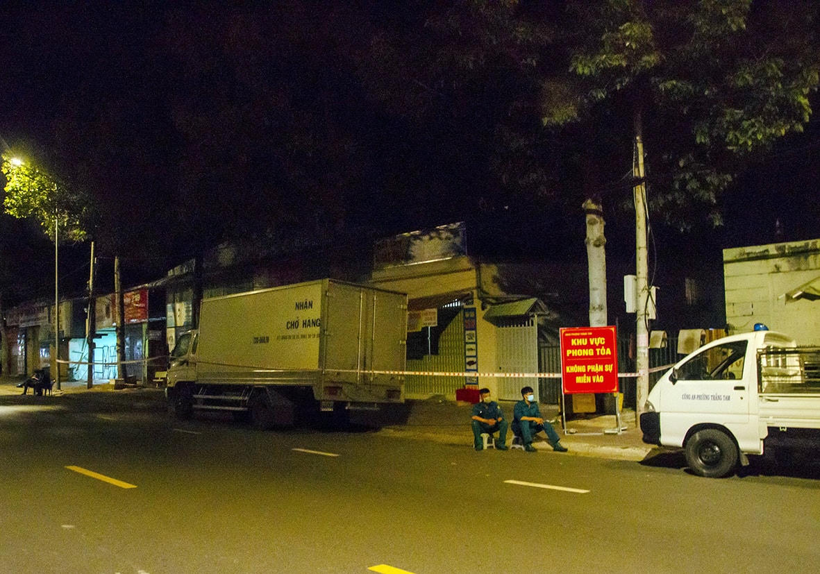 Lực lượng chức năng phong tỏa khu vực nhà bà H. Ảnh B.K.