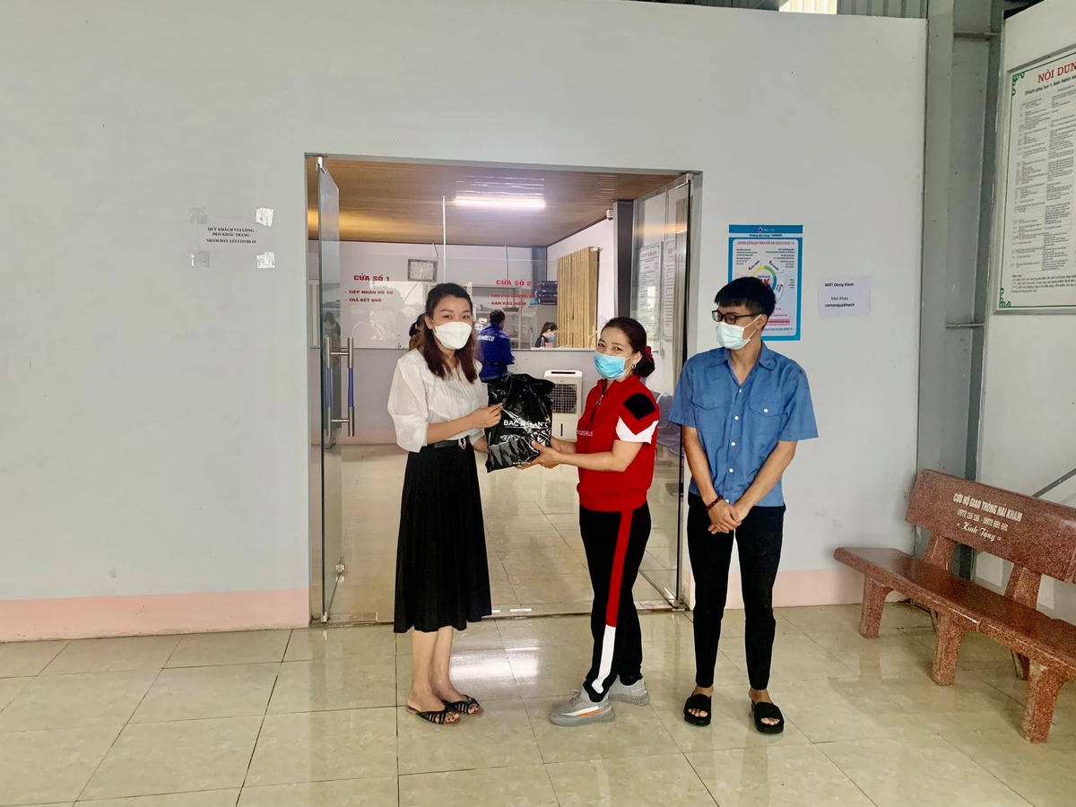 Chị Nguyễn Thị Hường xúc động khi nhận lại số tiền 526 triệu đồng.